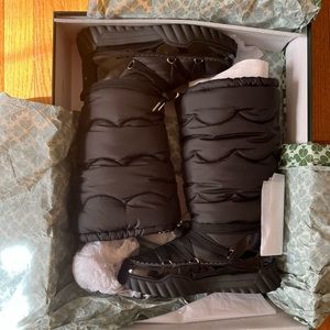 Brand new. Never worn. Size 8 womens